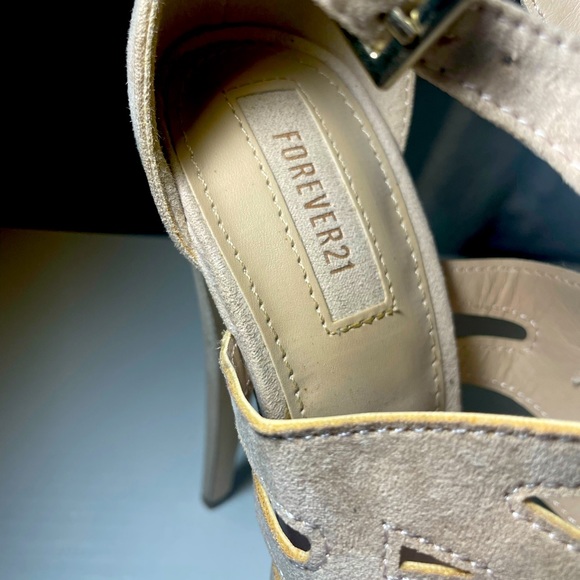 HP✨Nude Heels - Picture 2 of 6